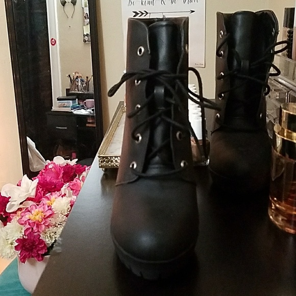 Gorgeous heeled boots - Picture 2 of 3